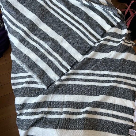 Ladies over the shoulder wrap - Picture 2 of 2